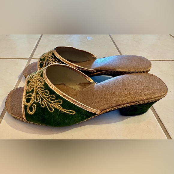 Vintage Elegant Indian Green Velvet Dress with Gold Detailing - Picture 12 of 12